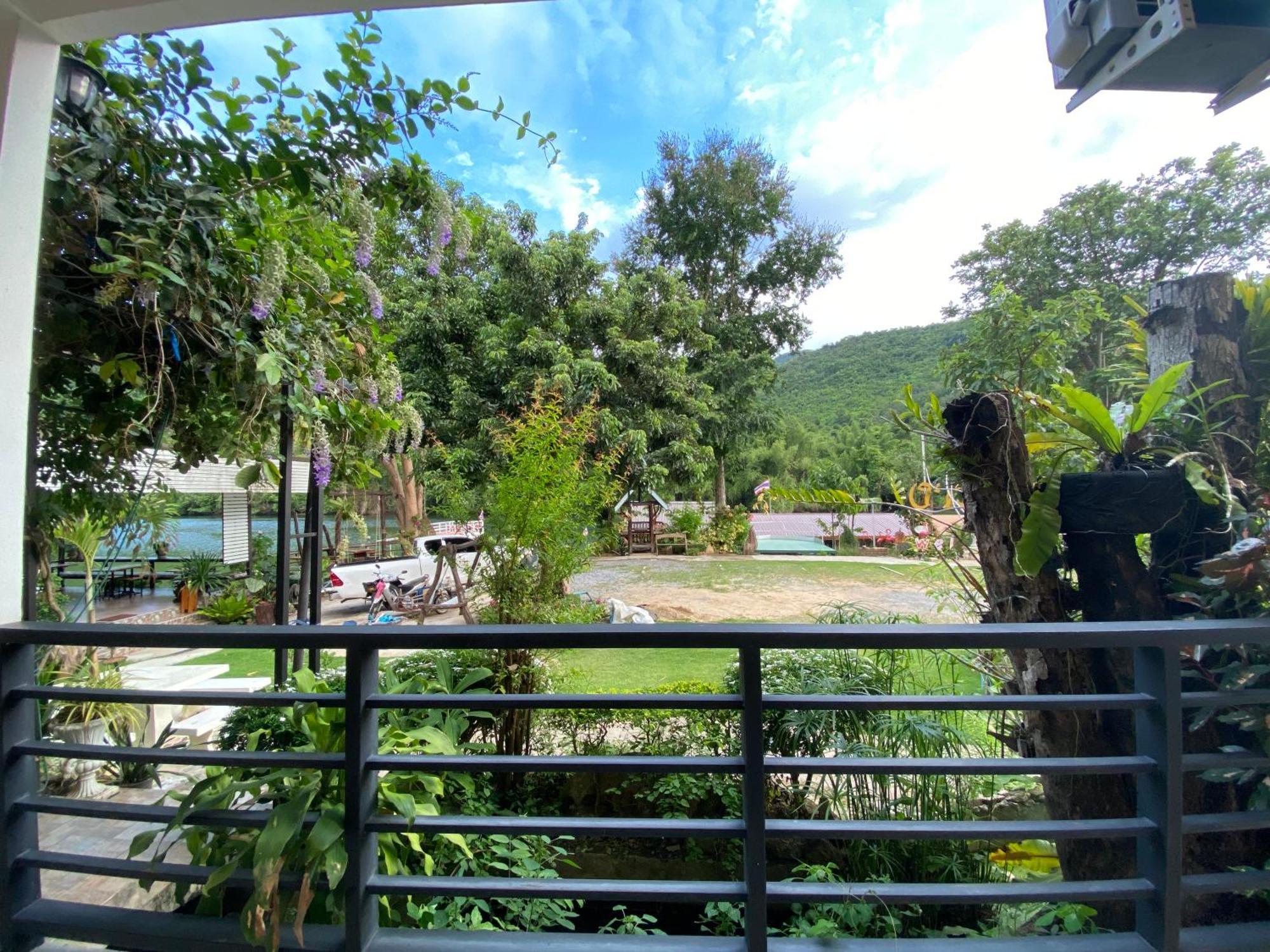 ชอว์ งาทอง รีสอร์ต Chor Ngar Thong Erawan Hotel Kanchanaburi Exterior photo